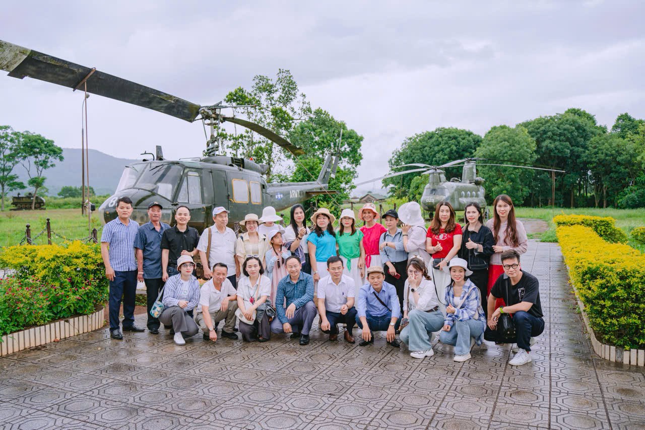 Đoàn các tạp chí văn nghệ Bắc miền Trung chụp ảnh lưu niệm bên những chiếc máy bay mà quân đội Mỹ đã từng dùng tham chiến tại chiến trường Khe Sanh - Tà Cơn. 